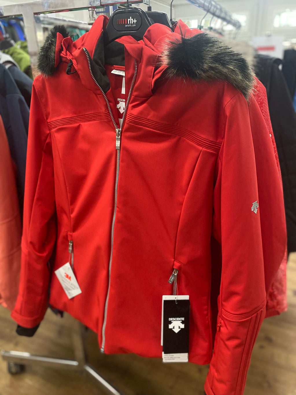 Rote Ski-Jacke mit Fell Kaputze Marke: Descente