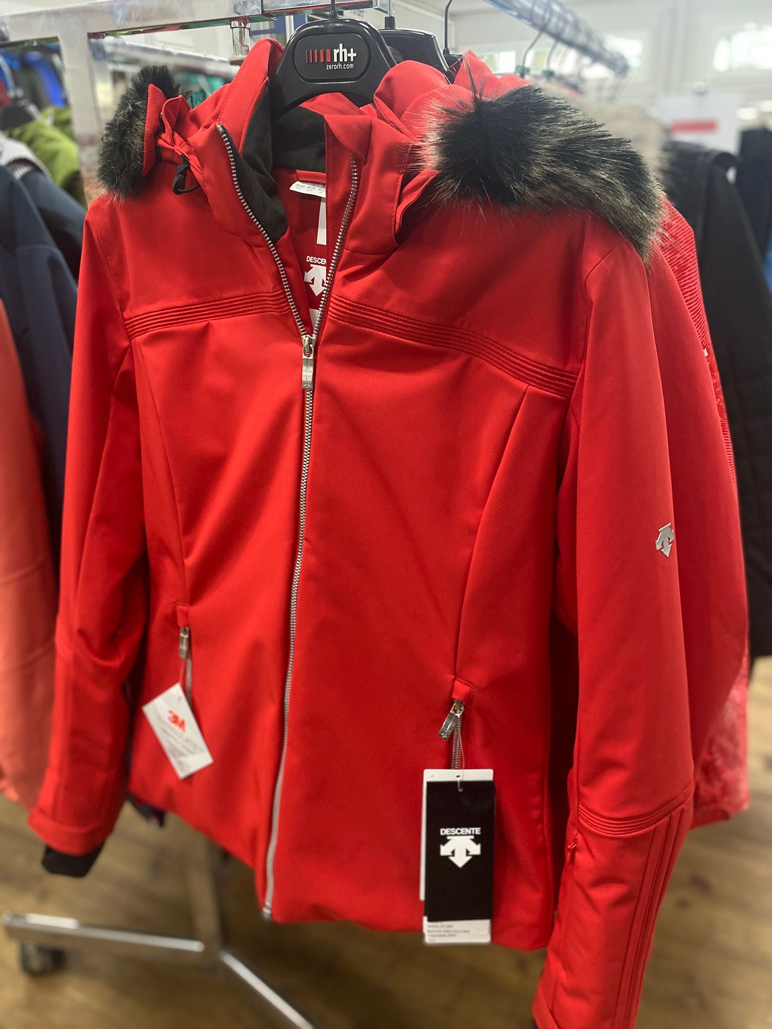 Rote Ski-Jacke mit Fell Kaputze Marke: Descente