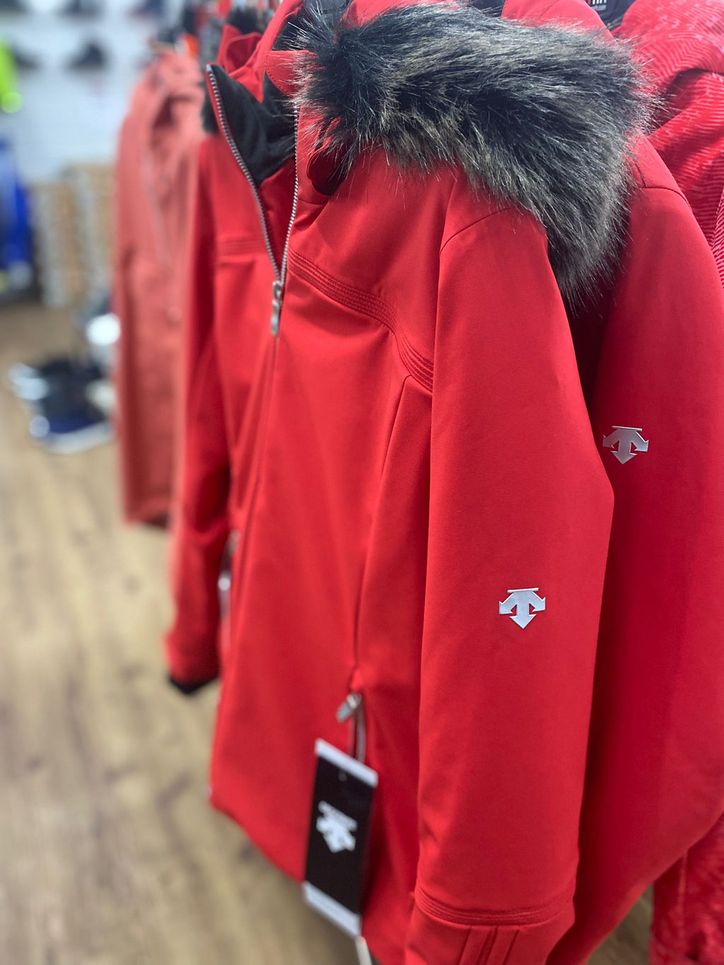 Rote Ski-Jacke mit Fell Kaputze Marke: Descente
