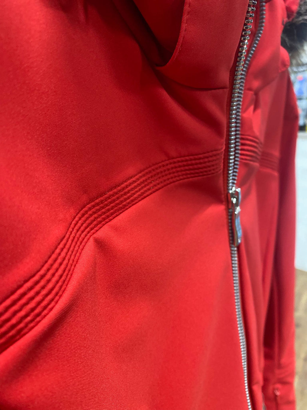 Rote Ski-Jacke mit Fell Kaputze Marke: Descente