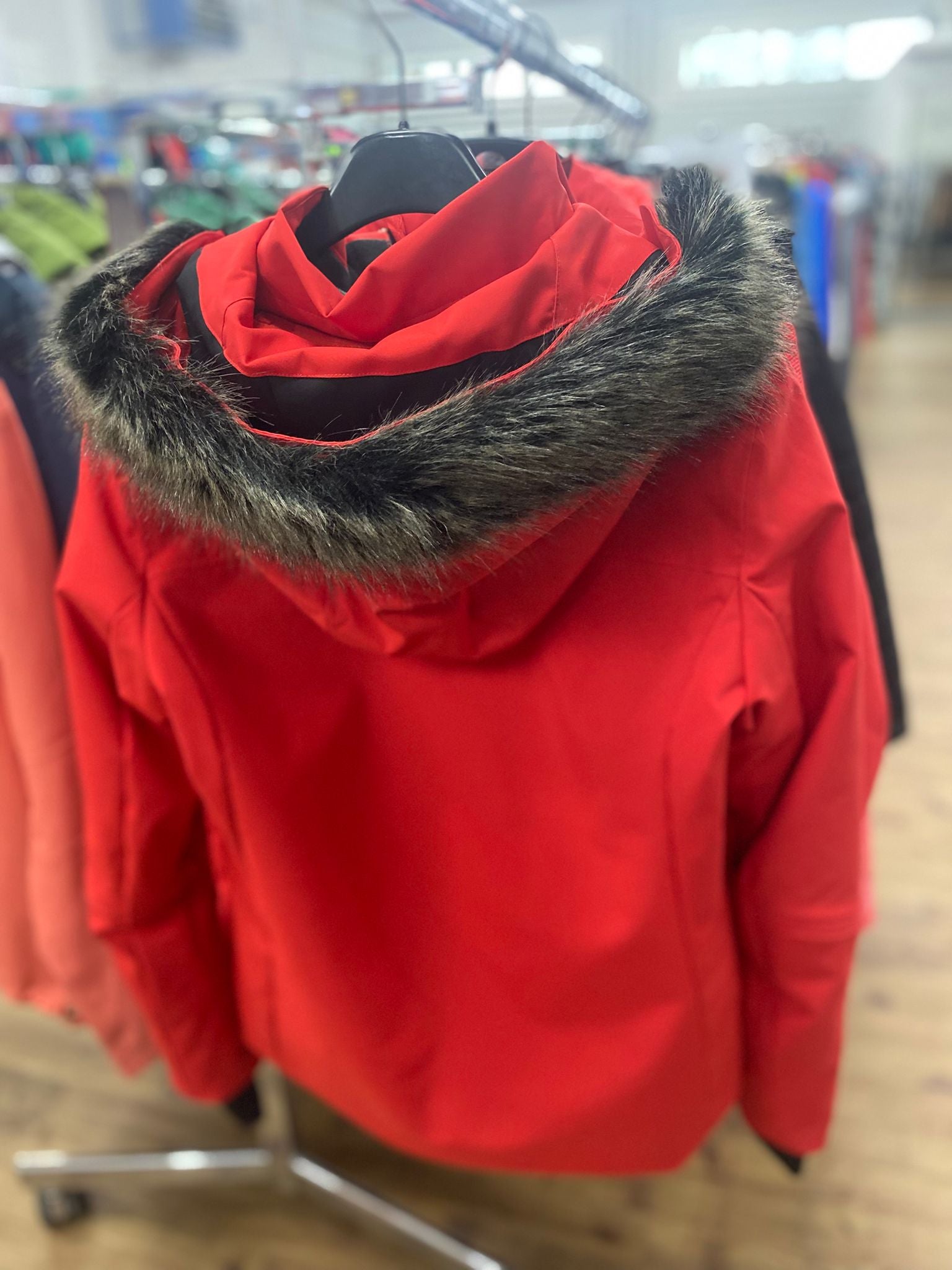 Rote Ski-Jacke mit Fell Kaputze Marke: Descente